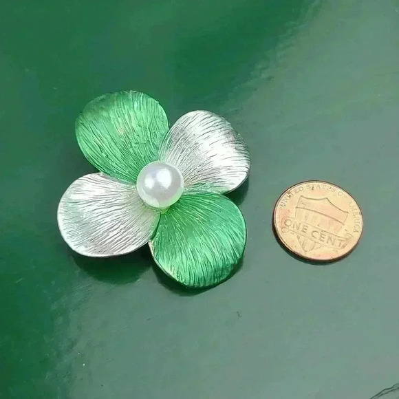 Vintage matel green flower brooch with fuax pearl silver / Gold-toned - Picture 3 of 12